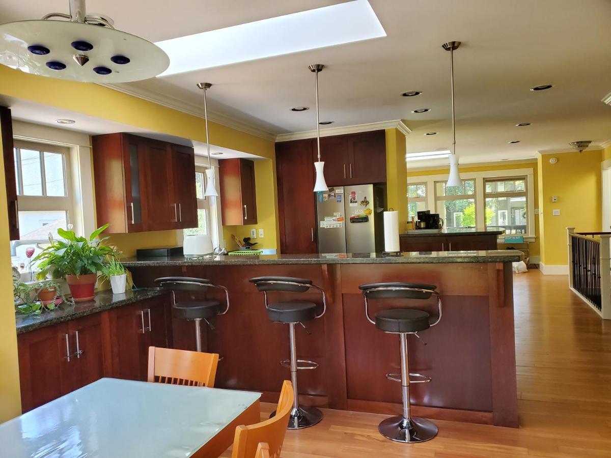 Elegant, Sunny Modern Home With Skylights - Kitsilano, Vancouver Buitenkant foto